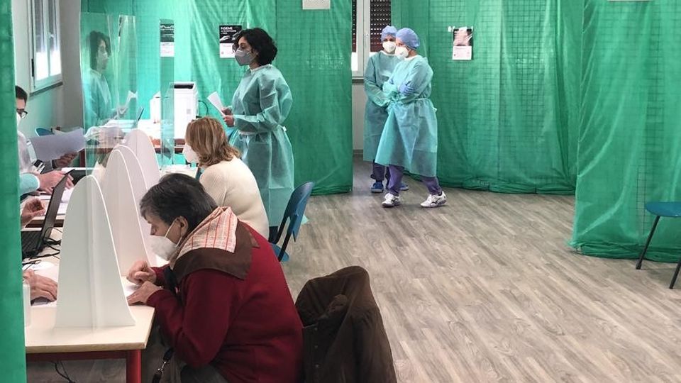 A Olgiate i vaccini solo dopo Pasqua «Prima i centri con meno anziani» A Olgiate i vaccini solo dopo Pasqua «Prima i centri con meno anziani»