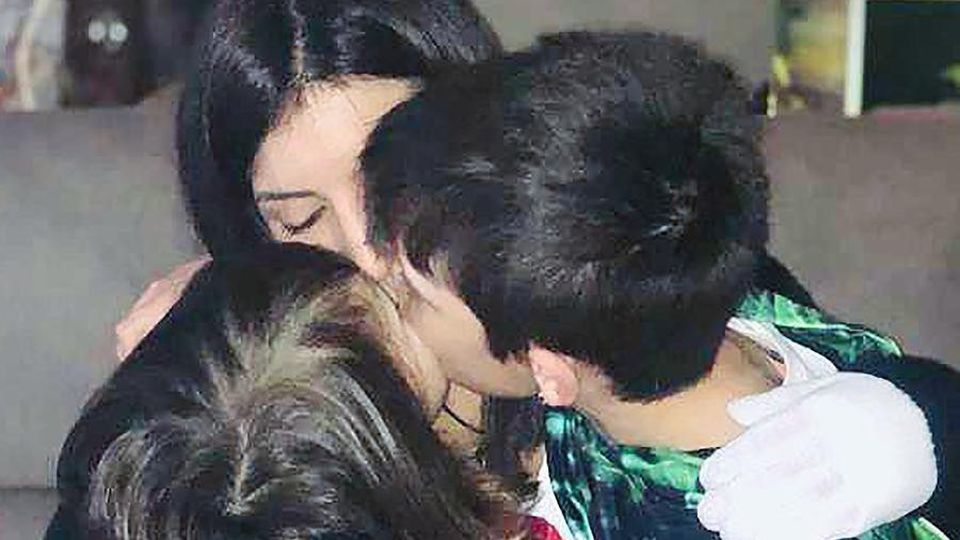 Valbrona, ritorno a casa dopo le fiamme «Sono viva grazie a mio figlio di 10 anni» Valbrona, ritorno a casa dopo le fiamme «Sono viva grazie a mio figlio di 10 anni»