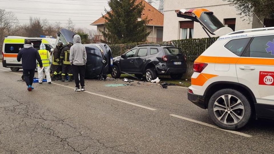 Va fuori strada, urta un’auto e si ribalta Illesa dopo l’incidente a Cassago Va fuori strada, urta un’auto e si ribalta Illesa dopo l’incidente a Cassago
