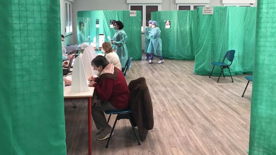 Già chiuso il centro vaccinale di Olgiate «Seicento anziani ci hanno detto “no”» Già chiuso il centro vaccinale di Olgiate «Seicento anziani ci hanno detto “no”»