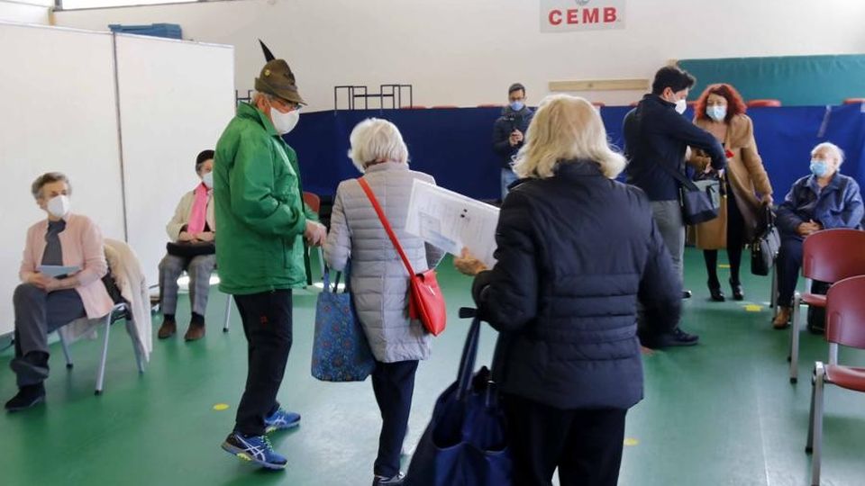 Mandello, da venerdì seconda dose Gli allettati però sono ancora in attesa Mandello, da venerdì seconda dose Gli allettati però sono ancora in attesa