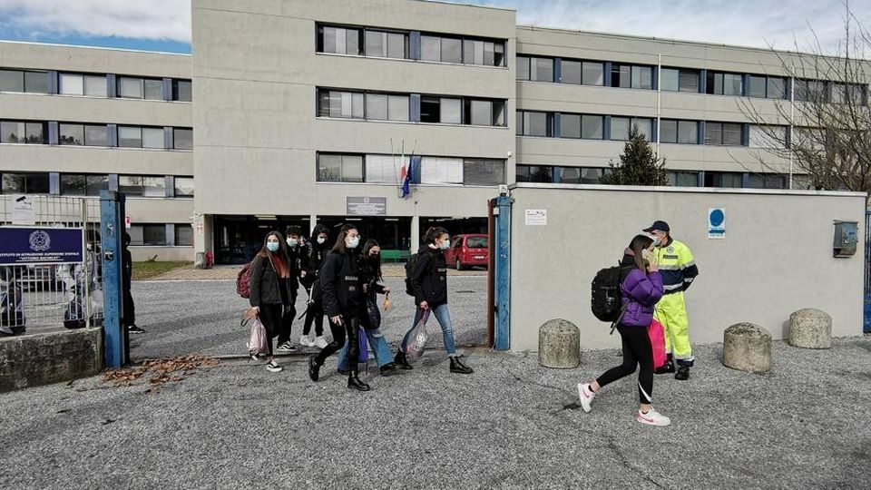Oggiono, tetto del Bachelet colabrodo Mezzo milione contro le infiltrazioni Oggiono, tetto del Bachelet colabrodo Mezzo milione contro le infiltrazioni
