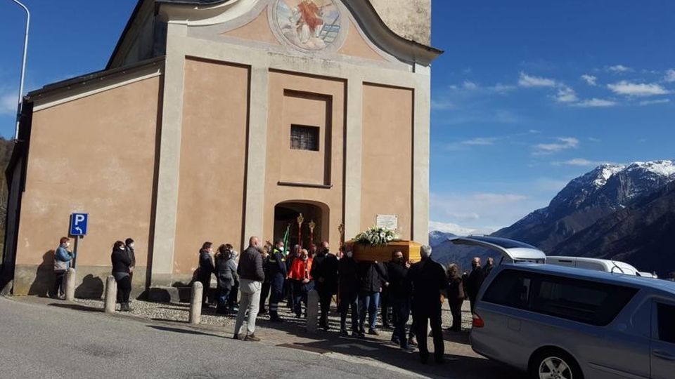 Vendrogno si è fermata per l’addio a don Eugenio Vendrogno si è fermata per l’addio a don Eugenio