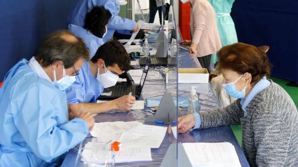 Vaccini a Mandello, la protesta impazza «Lasciateci il centro» Vaccini a Mandello, la protesta impazza «Lasciateci il centro»