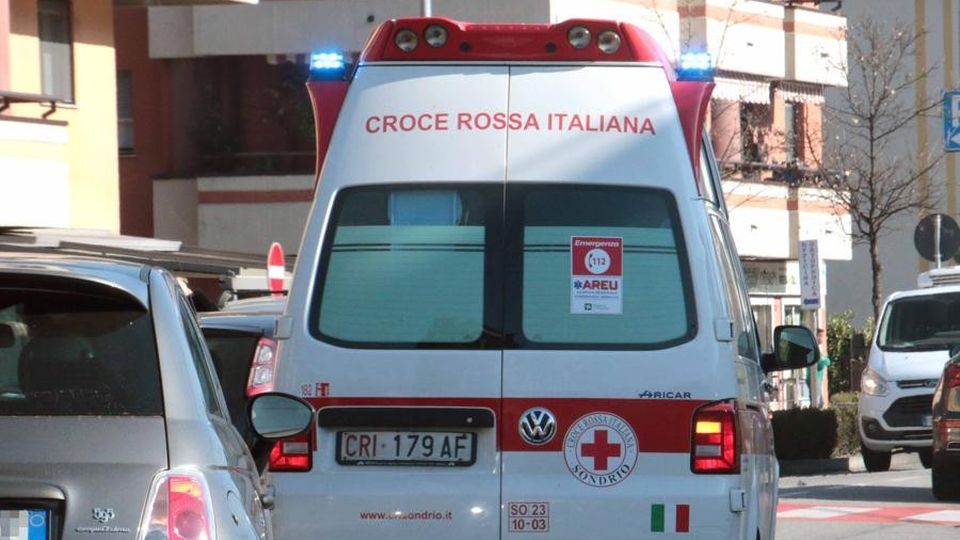 Bimba di 2 anni cade dal balcone Trasportata in elicottero a Bergamo Bimba di 2 anni cade dal balcone Trasportata in elicottero a Bergamo