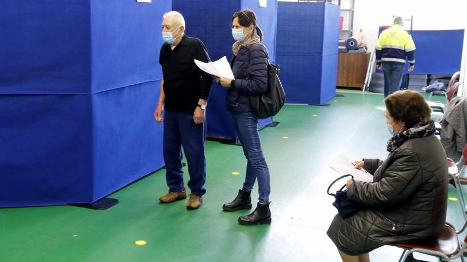 Mandello, Quaranta chilometri di curve Viaggio della speranza per vaccinarsi Mandello, Quaranta chilometri di curve Viaggio della speranza per vaccinarsi