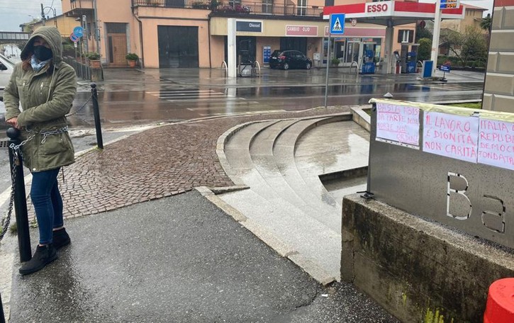 Barista incatenata a Colico L’ennesima multa ha il sapore della beffa