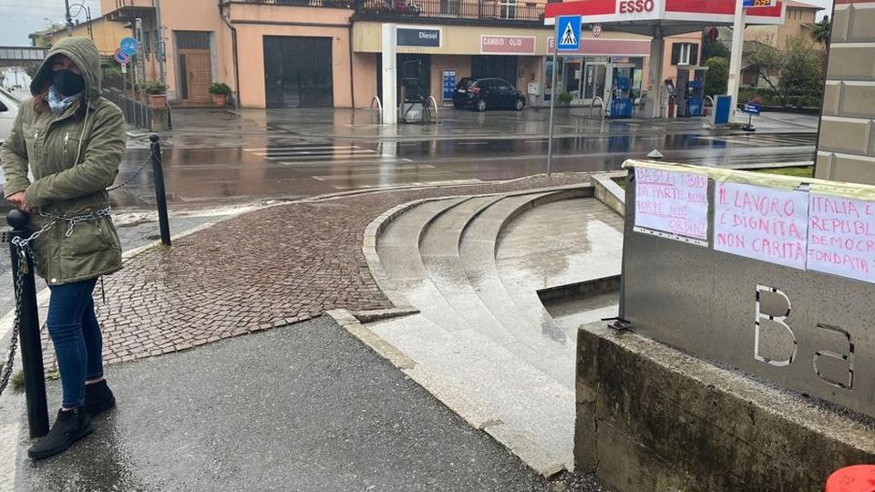 Barista incatenata a Colico L’ennesima multa ha il sapore della beffa Barista incatenata a Colico L’ennesima multa ha il sapore della beffa