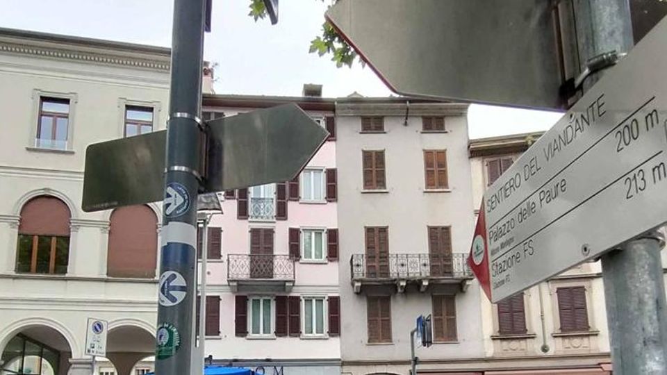 Lecco. Il Sentiero del viandante Sul lungolago cartelli “difficili” Lecco. Il Sentiero del viandante Sul lungolago cartelli “difficili”