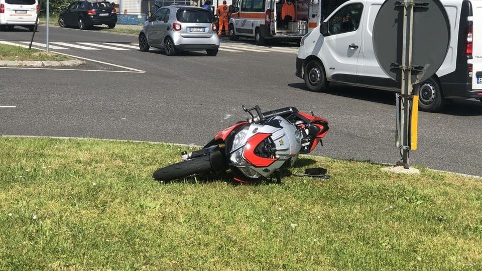 Lomagna, scontro fra Citroën e Aprilia Il motociclista muore in ospedale Lomagna, scontro fra Citroën e Aprilia Il motociclista muore in ospedale