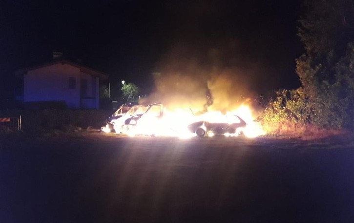 Lenno, doloso il rogo dei camper Consegnato un accendino ai Ris