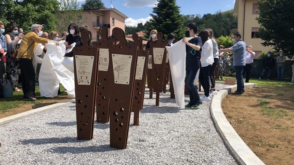 Viganò: «Mai più la Shoah» Il monumento svelato dai ragazzi Viganò: «Mai più la Shoah» Il monumento svelato dai ragazzi