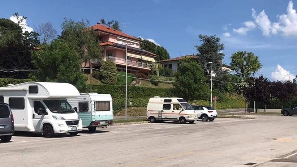 Caso a Longone: vietato giocare a calcio in strada Caso a Longone: vietato giocare a calcio in strada