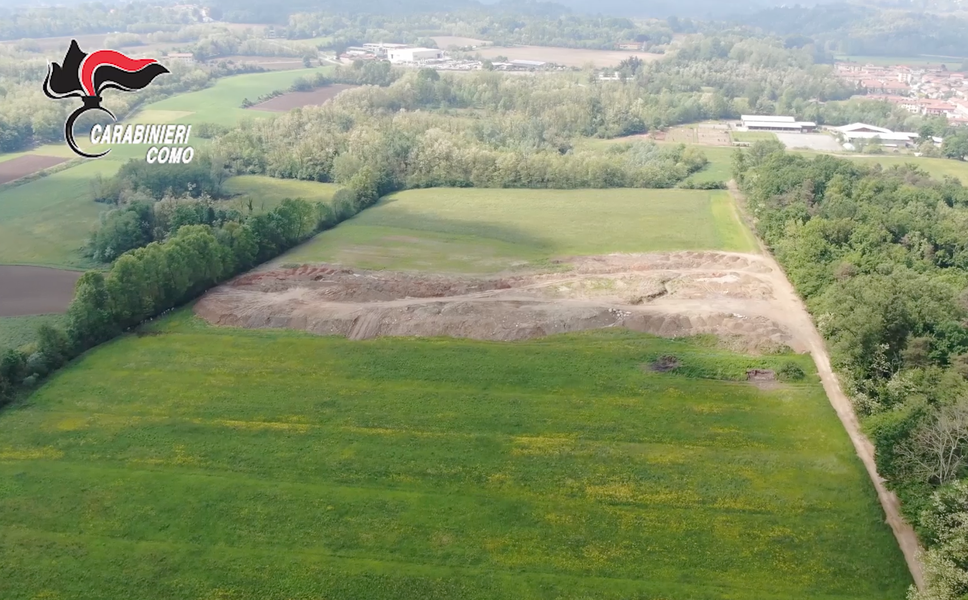 L'area di Senna Comasco vicino al torrente Gaggio dove venivano smaltiti i rifiuti sotto sequestro L'area di Senna Comasco vicino al torrente Gaggio dove venivano smaltiti i rifiuti sotto sequestro