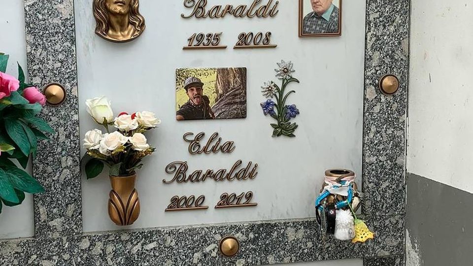 Erba, tomba danneggiata e ricordi rubati «Ridatemi i messaggi lasciati a Elia» Erba, tomba danneggiata e ricordi rubati «Ridatemi i messaggi lasciati a Elia»