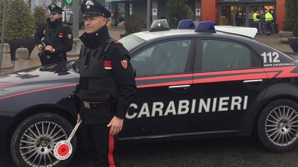 Inverigo, minacce con la pistola Uomo di 75 anni arrestato al cimitero Inverigo, minacce con la pistola Uomo di 75 anni arrestato al cimitero