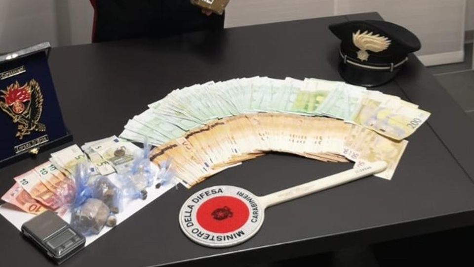 Nibionno, bivacco con la droga nel bosco Piazza pulita dei carabinieri Nibionno, bivacco con la droga nel bosco Piazza pulita dei carabinieri