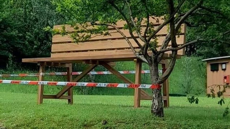Pescate, la maxi panchina nel parco «Mai autorizzata» da Adda Nord Pescate, la maxi panchina nel parco «Mai autorizzata» da Adda Nord