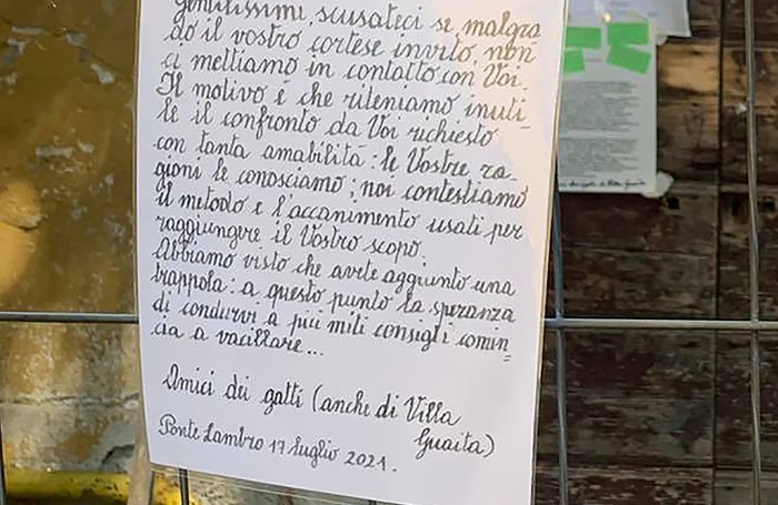Una delle lettere lasciate dagli “Amici dei gatti”