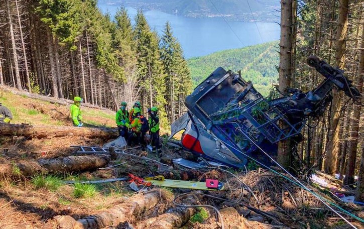 Precipita funivia in Piemonte Quattordici morti, tra cui un bambino