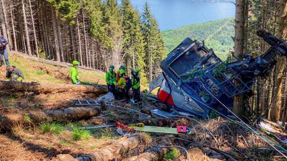 Precipita funivia in Piemonte Quattordici morti, tra cui un bambino Precipita funivia in Piemonte Quattordici morti, tra cui un bambino