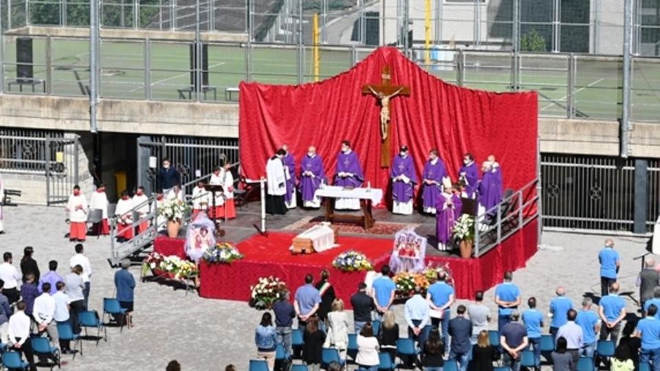 Premana, in tantissimi per l’addio a don Graziano Premana, in tantissimi per l’addio a don Graziano