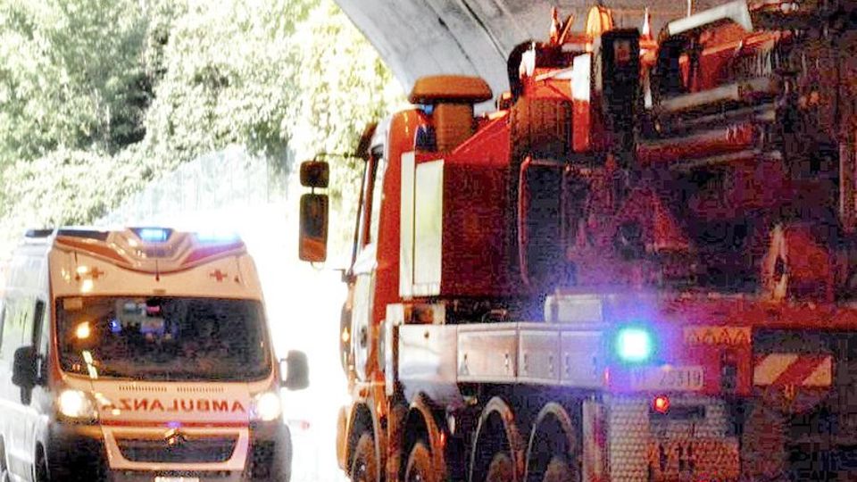 SCONTRO SULLA LECCO-BALLABIO MUORE UN MOTOCICLISTA SCONTRO SULLA LECCO-BALLABIO MUORE UN MOTOCICLISTA