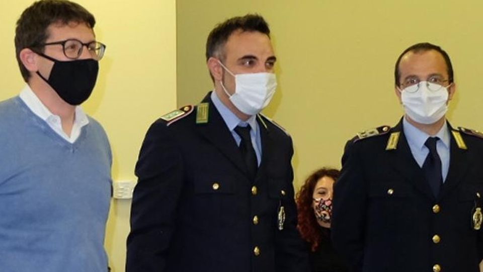 Un’unica polizia locale per sette Comuni Il primo passo è una divisa in “prestito” Un’unica polizia locale per sette Comuni Il primo passo è una divisa in “prestito”