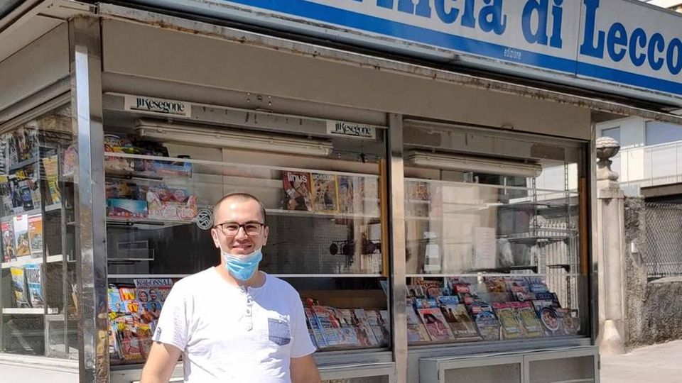 Valmadrera, riaperta l’edicola in piazza «La gente vuole informarsi» Valmadrera, riaperta l’edicola in piazza «La gente vuole informarsi»