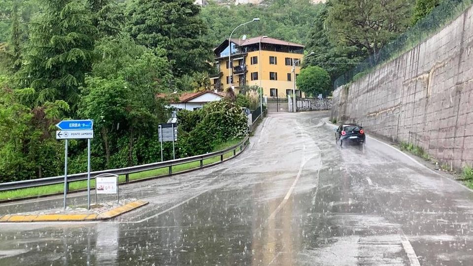 Ponte Lambro, masso sulla strada Paura per giovane e auto fuori uso Ponte Lambro, masso sulla strada Paura per giovane e auto fuori uso