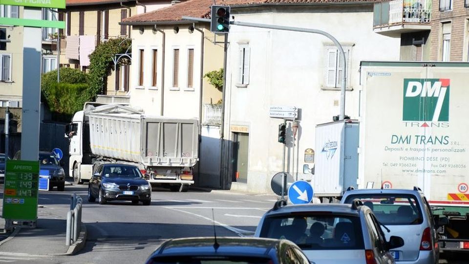 Vercurago, la spiegazione del sindaco sul traffico: «Non ci sono alternative al semaforo» Vercurago, la spiegazione del sindaco sul traffico: «Non ci sono alternative al semaforo»