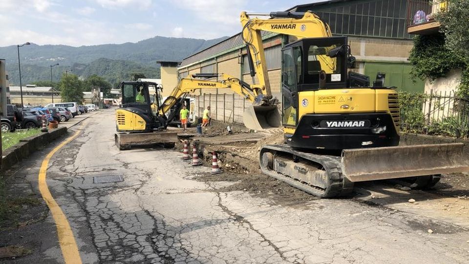 Calolzio, ruspe in via San Rocco, Addio al degrado nel giro di due mesi Calolzio, ruspe in via San Rocco, Addio al degrado nel giro di due mesi