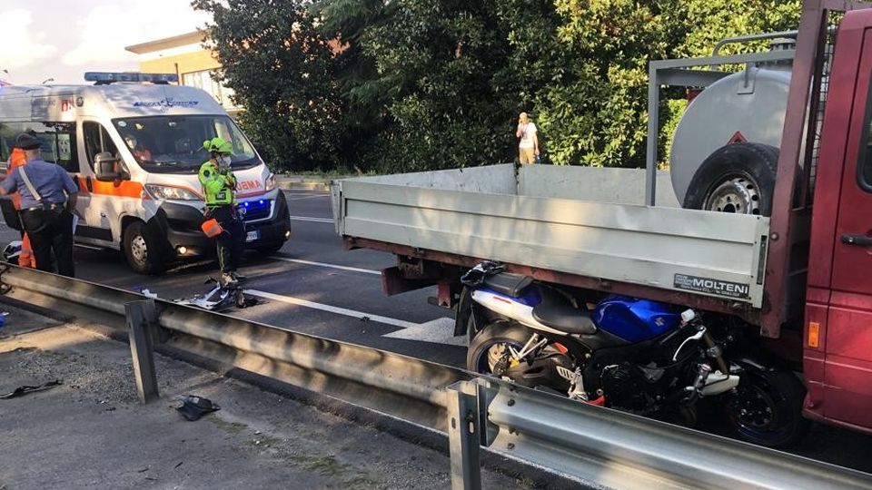 Cernusco: finisce sotto il furgone con la sua Sukuzi 600. Grave un motociclista Cernusco: finisce sotto il furgone con la sua Sukuzi 600. Grave un motociclista