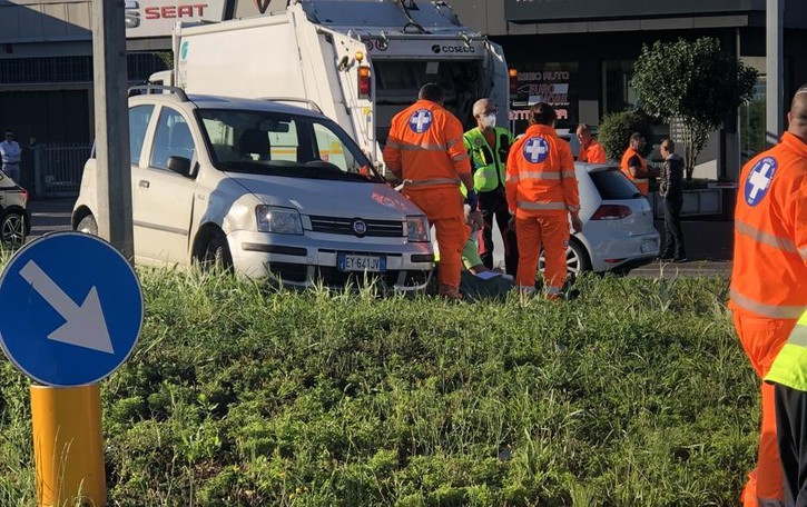 Merate, perde il controllo e sale sul rondò Colpa di un malore: muore a 50 anni