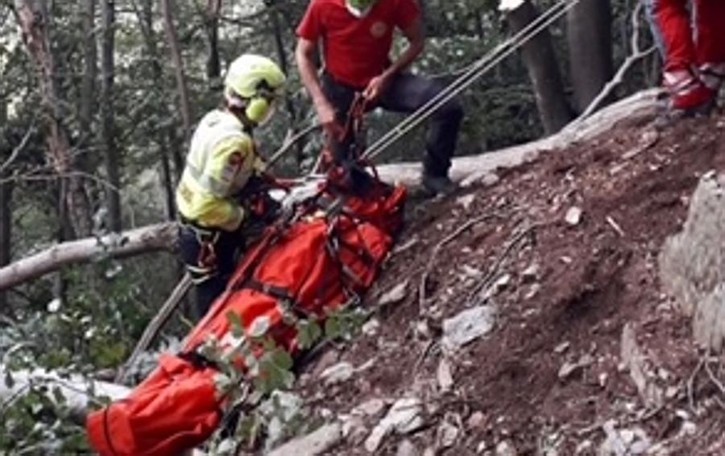 Casargo, cerca funghi e cade Salvato dal soccorso alpino