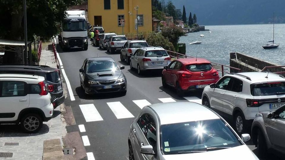 Torna la doppia corsia a Fiumelatte Ma non mancano le code di Ferragosto Torna la doppia corsia a Fiumelatte Ma non mancano le code di Ferragosto