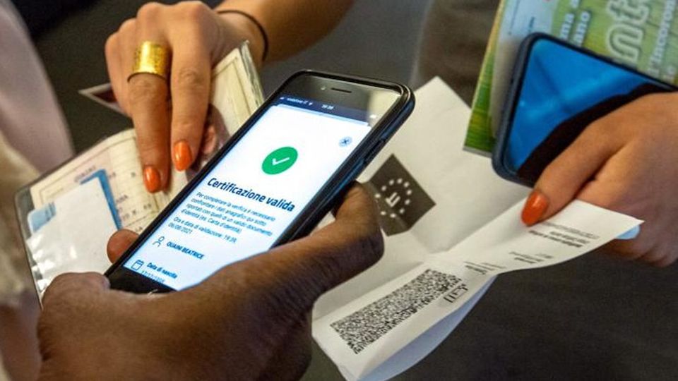 Inverigo, beffa a coppia vaccinata Aspetta il Green pass da maggio Inverigo, beffa a coppia vaccinata Aspetta il Green pass da maggio