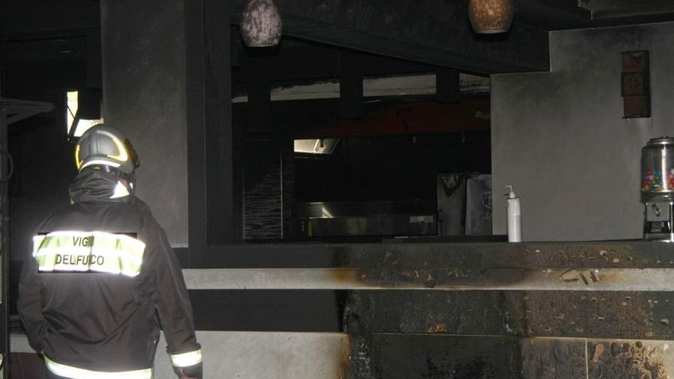 Dongo, esplosione in pizzeria Trovate quattro taniche Dongo, esplosione in pizzeria Trovate quattro taniche