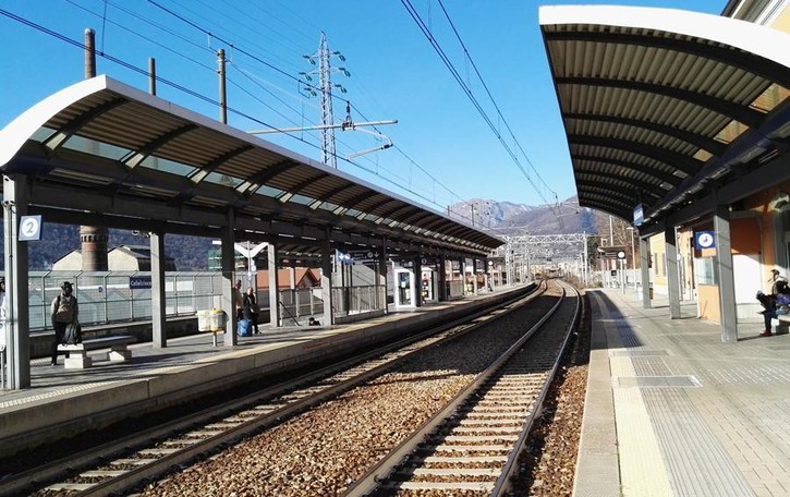 Aggressione alla stazione di Calolziocorte In quattro si scagliano su uno straniero