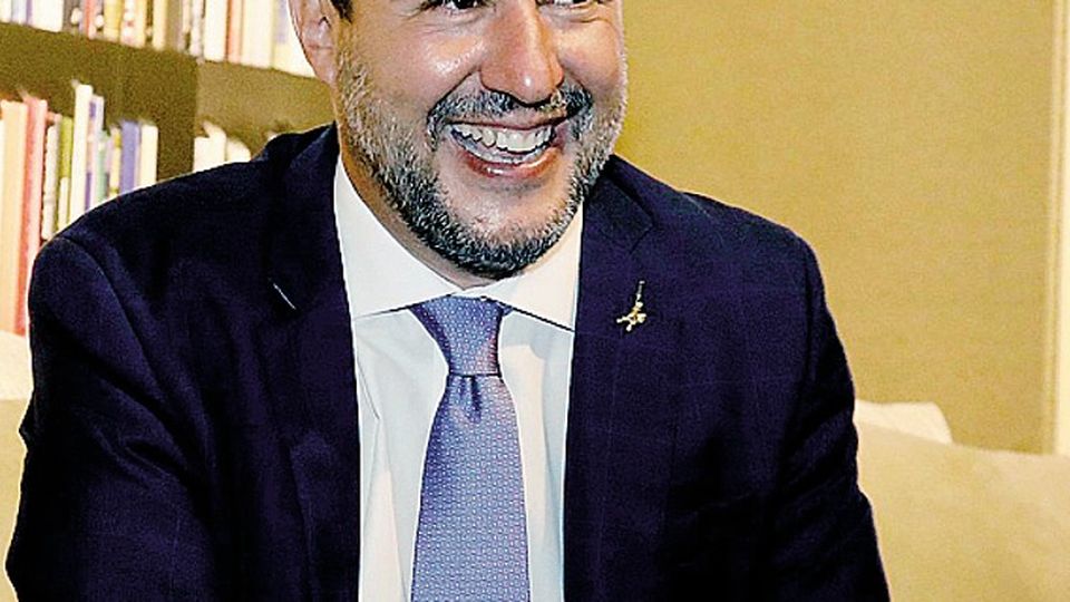 Il piede di Salvini in due scarpe strette Il piede di Salvini in due scarpe strette