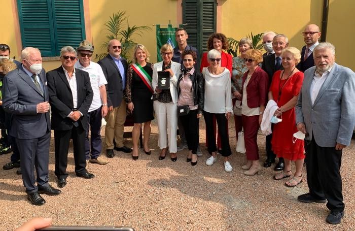 Dirigenti, responsabili, volontari e cda di Ca’ Prina con il prefetto Andrea Polichetti e il sindaco Veronica Airoldi Dirigenti, responsabili, volontari e cda di Ca’ Prina con il prefetto Andrea Polichetti e il sindaco Veronica Airoldi