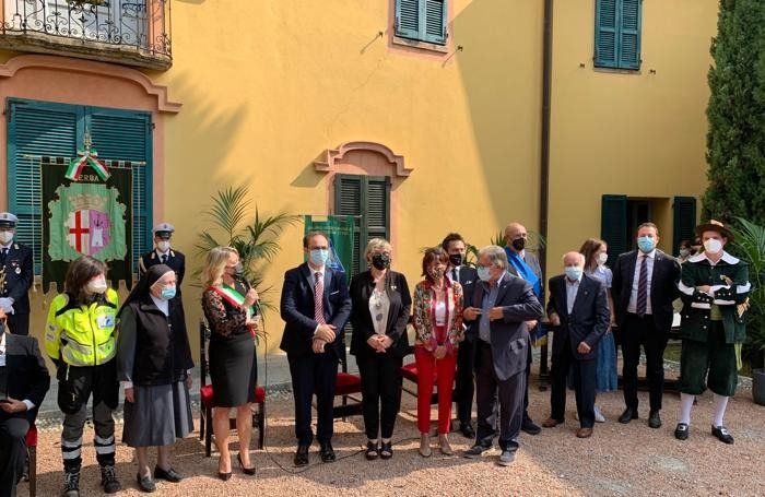 Suor Rosanna Brambilla delle suore della carità di Santa Giovanna Antida con alcuni ex alunni Istituto San Vincenzo Suor Rosanna Brambilla delle suore della carità di Santa Giovanna Antida con alcuni ex alunni Istituto San Vincenzo