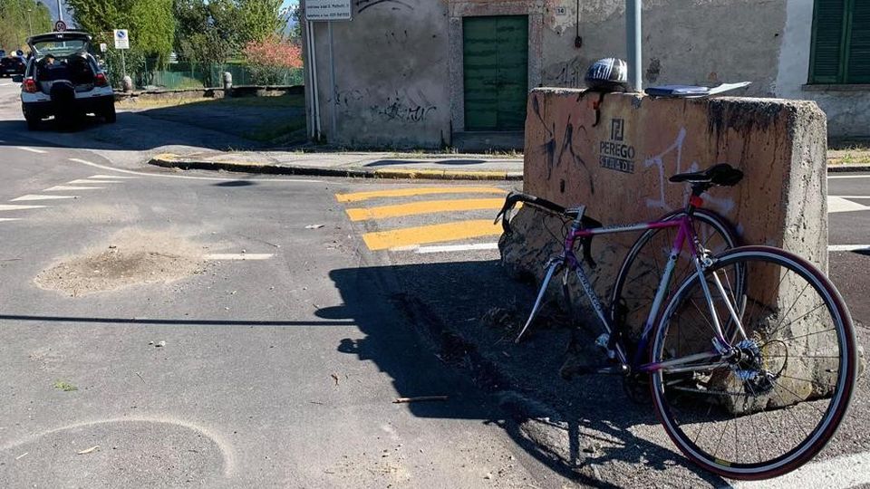 Lurago, fa cadere il ciclista e se ne va I carabinieri cercano il pirata Lurago, fa cadere il ciclista e se ne va I carabinieri cercano il pirata
