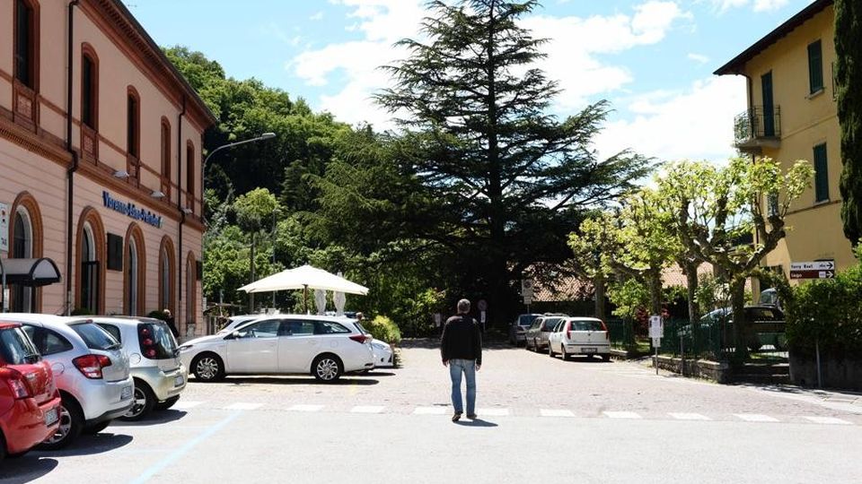 Bellano, chiude la galleria Tre Madonne Una mano a chi lavora e a chi soccorre Bellano, chiude la galleria Tre Madonne Una mano a chi lavora e a chi soccorre