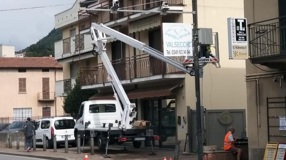 Calolziocorte: installata una telecamera sul semaforo. Controlli maggiori per chi va a Bergamo Calolziocorte: installata una telecamera sul semaforo. Controlli maggiori per chi va a Bergamo