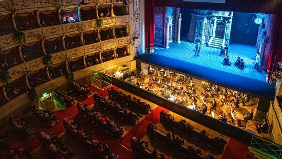 Cinema e teatri al 100% Gli stadi al 75 e le discoteche al 50 Cinema e teatri al 100% Gli stadi al 75 e le discoteche al 50