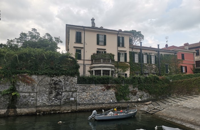 Villa Oleandra con le finestre aperte