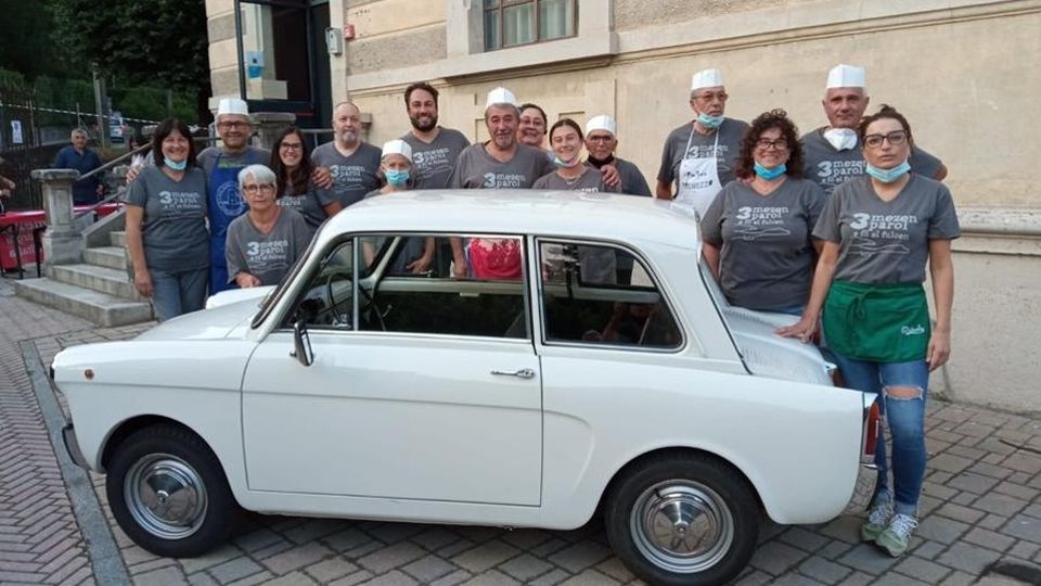 Tremezzina, in 90 per Fantozzi Successo per la cena goliardica Tremezzina, in 90 per Fantozzi Successo per la cena goliardica
