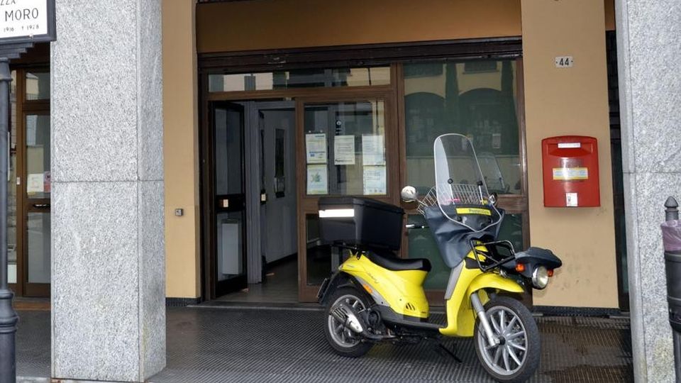 Oggiono, Il virus colpisce anche le Poste Le lettere da giorni sono in quarantena Oggiono, Il virus colpisce anche le Poste Le lettere da giorni sono in quarantena