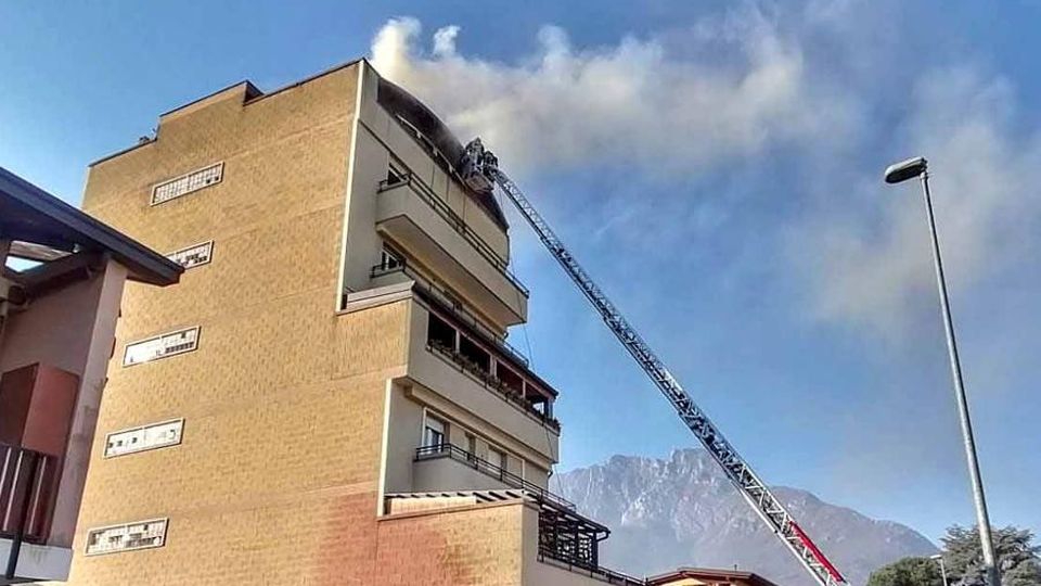 Malgrate, accendendo il camino in casa Le fiamme la divorano in pochi attimi Malgrate, accendendo il camino in casa Le fiamme la divorano in pochi attimi